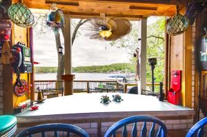 Fotografie z fotogalerie ubytování Waterfront Ozarks Home with Hot Tub, Bar and Dock v destinaci Rocky Mount