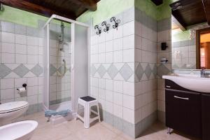 A bathroom at Affittacamere Shardana Még 37 kép