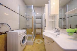 y baño con lavadora y lavamanos. en Apartments Jurić, en Podstrana