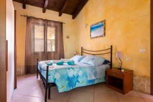 A bed or beds in a room at Affittacamere Shardana