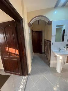 uma casa de banho com um lavatório e um espelho em Cap Juby Apartment 1 em Villa Bens