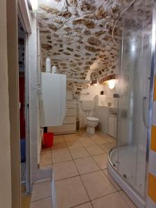 アルコにあるMaison Oleneのバスルーム(シャワー、トイレ付)