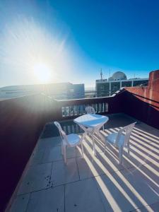 uma mesa e duas cadeiras sentadas num telhado em Cap Juby Apartment 1 em Villa Bens