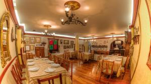 een eetkamer met tafels en stoelen en een kroonluchter bij Hotel Camino Real Popayán Colombia in Popayan +31 foto's