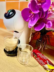 聶伯城的住宿－Sweet Home，一张桌子、咖啡壶和一个花瓶