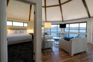 Postel nebo postele na pokoji v ubytování Depe Dene Lakeside Resort