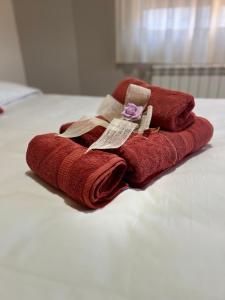 un asciugamano rosso seduto sopra un letto di Casa Rural La Chistera ad Ávila