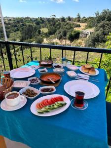una mesa azul con platos de comida. en Karpaz Sunset Hotel, en Rizokarpaso