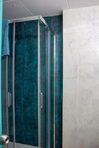 a shower with a glass door in a bathroom at Alegre apto con piscina, a 300m de la playa. in Blanes