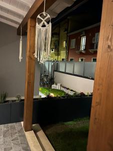 einen hängenden Kronleuchter mitten im Innenhof in der Unterkunft B&B La casa di Ale in Verona