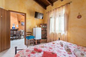 A television and/or entertainment centre at Affittacamere Shardana