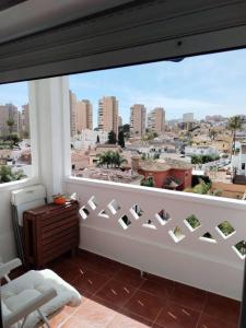 Habitación con ventana y vistas a la ciudad. en Apartamento tranquilidad, playa,wifi, en Torremolinos