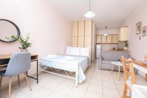 een woonkamer met een bed en een keuken bij Marilia’s apartment in Kanálion