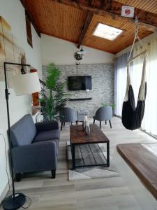 sala de estar con sofá y mesa en Appartement classé 3 étoiles au 1er étage d'une maison avec jardin dans un quartier calme en Cavalaire-sur-Mer