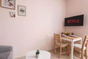 een kleine eetkamer met een tafel en stoelen bij Marilia’s apartment in Kanálion
