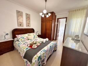 Un dormitorio con una cama con una bandeja de comida. en Villa Currina - 7801, en Castillo