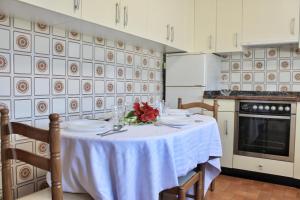 uma cozinha com uma mesa com uma toalha de mesa branca em Villa Currina - 7801 em Castillo