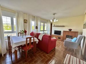 sala de estar con sofá rojo y mesa en Villa Currina - 7801, en Castillo