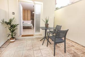 een patio met een tafel en stoelen en een slaapkamer bij Marilia’s apartment in Kanálion