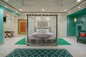 una camera con letto a baldacchino e tappeto verde di Mangalmayee Heritage Home - Boutique Homestay a Jaipur