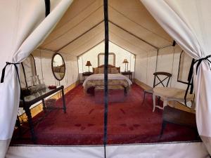 Camera con 1 Letto in Tenda di Cosmo Glamping Tent at Zenzen Gardens a Paonia
