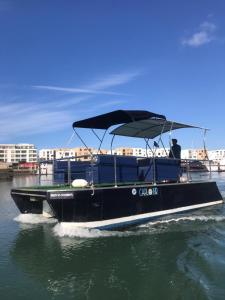 um barco preto na água na água em Chambre du jardin em Rabat