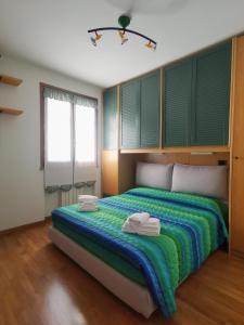 een slaapkamer met een bed met handdoeken erop bij 7 Panorama in Montecatini Terme