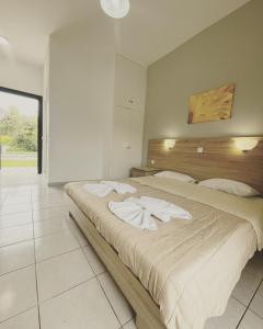 A bed or beds in a room at Banos Apartments and swimming pool