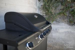 a toaster sitting on top of a grill at Apartment house Silvia in Grižane
