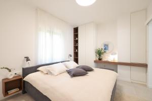 sypialnia z dużym łóżkiem z 2 poduszkami w obiekcie Apartman Baredine w mieście Maslenica