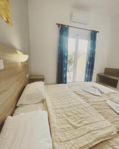 A bed or beds in a room at Banos Apartments and swimming pool