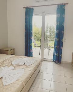 A bed or beds in a room at Banos Apartments and swimming pool