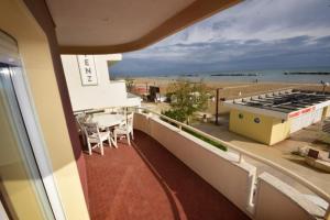 d'un balcon avec une table et une vue sur la plage. dans l'établissement Appartamento Sul Mare - Bellaria, à Bellaria-Igea Marina