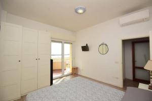 um quarto branco com uma cama e uma janela em Appartamento Sul Mare - Bellaria em Bellaria-Igea Marina