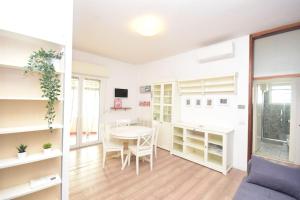 uma sala de estar com uma mesa e uma sala de jantar em Appartamento Sul Mare - Bellaria em Bellaria-Igea Marina