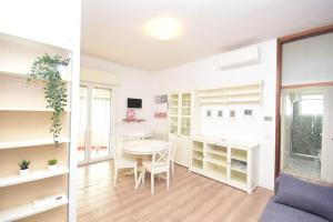 a living room with a table and a dining room at Appartamento Sul Mare - Bellaria in Bellaria-Igea Marina