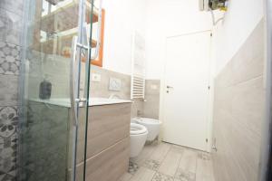 uma casa de banho com um WC e uma cabina de duche em vidro. em Appartamento Sul Mare - Bellaria em Bellaria-Igea Marina