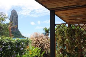 einen Blick auf das Meer von einem Haus mit Pflanzen in der Unterkunft Oby Noronha in Fernando de Noronha