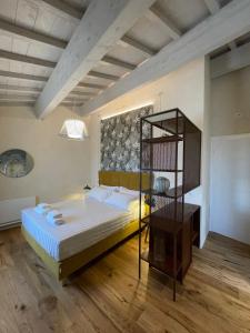um quarto com uma cama grande e uma prateleira em La Bartolomea Home & Suite em Pitigliano