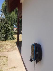 ein schwarzes und blaues Objekt auf der Seite eines Gebäudes in der Unterkunft Ferienhaus Wehretal 