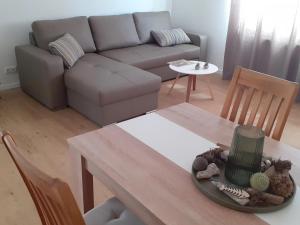 ein Wohnzimmer mit einem Sofa und einem Tisch in der Unterkunft Ferienhaus Wehretal 
