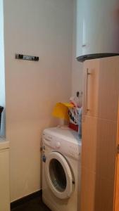 a laundry room with a washing machine and a refrigerator at Apartamento céntrico en Peñiscola in Peñíscola