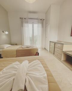 A bed or beds in a room at Banos Apartments and swimming pool