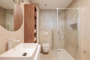 W łazience znajduje się umywalka, toaleta i prysznic. w obiekcie Apartman Baredine w mieście Maslenica