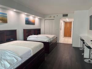 um quarto com 2 camas e uma secretária. em **New** Cozy and Detailed Brickell Studio em Miami