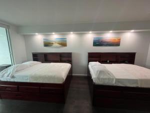 um quarto com duas camas e duas pinturas na parede em **New** Cozy and Detailed Brickell Studio em Miami