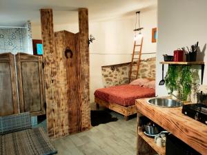 ein Bad mit einem Bett und einem Waschbecken in einem Zimmer in der Unterkunft Cabane des pachous in Tourves
