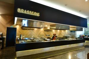 a restaurant kitchen with a chef preparing food at Hotel Atlante Plaza in Recife