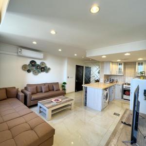 Кухня или мини-кухня в Urban Luxury Apartment
