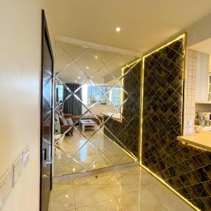 Habitación con puerta de cristal y sala de estar. en Urban Luxury Apartment en Yeda